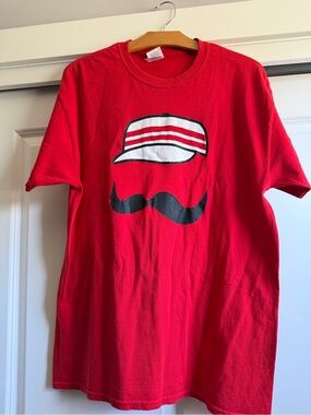Cincinnati Reds Mr. Redleg Logo Shirt. Gildan Heavy Cotton Size Large